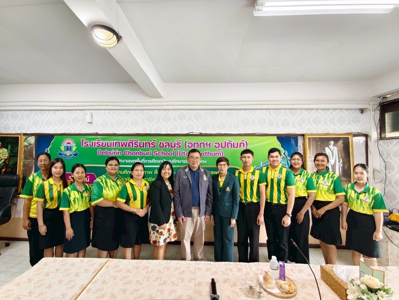 ตรวจเยี่ยม ให้กำลังใจ ผู้บริหาร คณะครูในการประชุมเพื่อเตรียมความพร้อมก่อนเปิดภาคเรียนที่ 1 ปีการศึกษา 2568 โรงเรียนเทพศิรินทร์ ชลบุรี (อุทกฯ อุปถัมป์) จ. ชลบุรี
