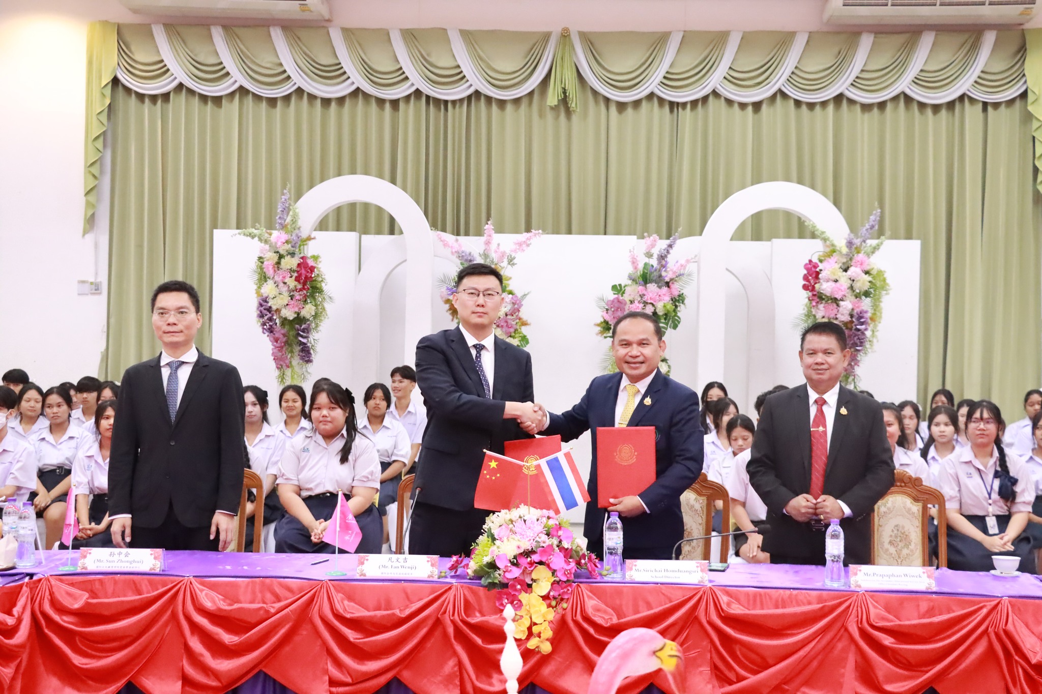 พิธีลงนามบันทึกข้อตกลงความร่วมมือเพื่อร่วมกันจัดตั้งศูนย์ภาษาและวัฒนธรรมจีนขึ้น ณ โรงเรียนปลวกแดงพิทยาคม จังหวัดระยอง
