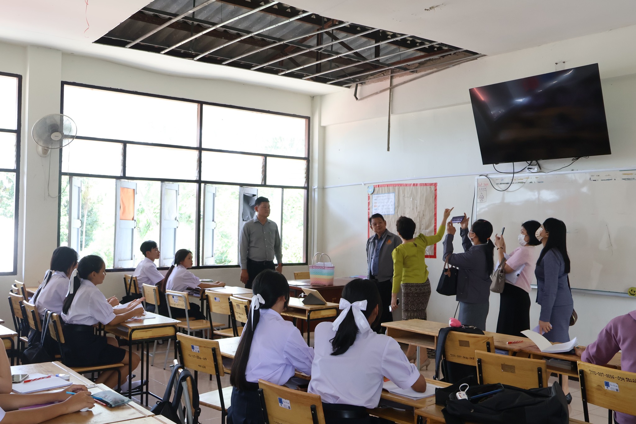 คณะกรรมการสำรวจความเสียหายกรณีสพม.ชลบุรี ระยอง หรือสถานศึกษาในสังกัดที่ประสบภัยพิบัติ ประจำปีงบประมาณ 2568 ลงพื้นที่โรงเรียนที่ประสบภัยพิบัติ
