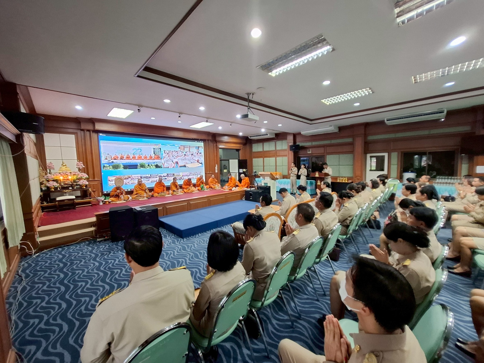 พิธีเจริญพระพุทธมนต์เพื่อความเป็นสิริมงคลเนื่องในโอกาสครบรอบ 22 ปี วันสถาปนา สพฐ. ณ ห้องประชุมตั้งเทวาประสิทธิ์ สพม.ชลบุรี ระยอง