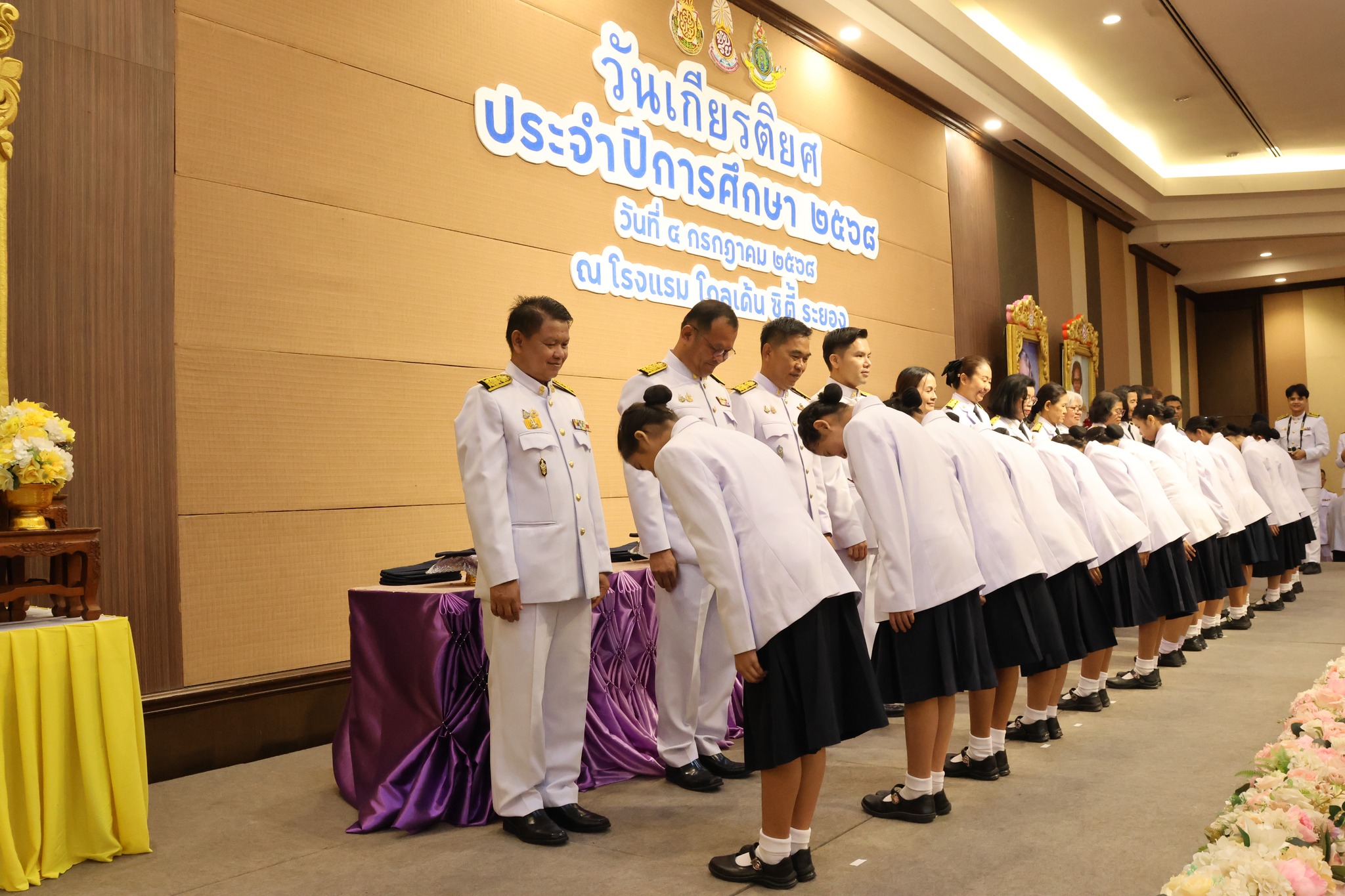 พิธีวันเกียรติยศ และประดับเครื่องหมายบนเครื่องแบบชุดพิธีการให้แก่นักเรียนระดับชั้นมัธยมศึกษาปีที่ 1 ระดับชั้นมัธยมศึกษาปีที่ 4 เข้าใหม่ และนักเรียนย้ายระหว่างปีประจำปีการศึกษา 2568