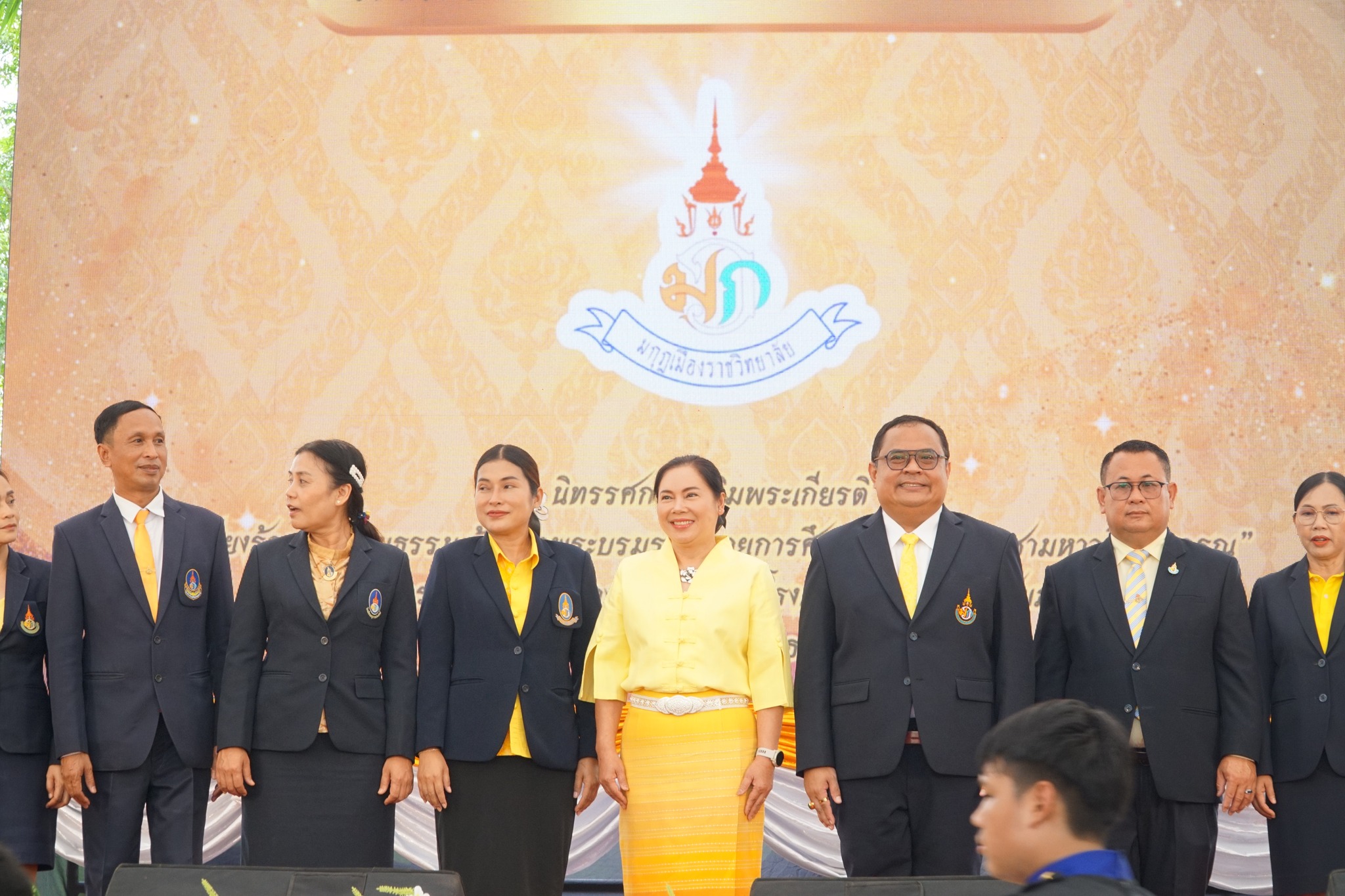 นิทรรศการเฉลิมพระเกียรติ “เรียงร้อยพหุวัฒนธรรม น้อมนำพระบรมราโชบายการศึกษา องค์ทศมราชามหาวชิราลงกรณ” และการแสดงผลงานของนักเรียนกลุ่มโรงเรียนในพระราชูปถัมภ์ฯ ณ เวทีกลางหน้าอาคารสำนักงาน โรงเรียนมกุฎเมืองราชวิทยาลัย