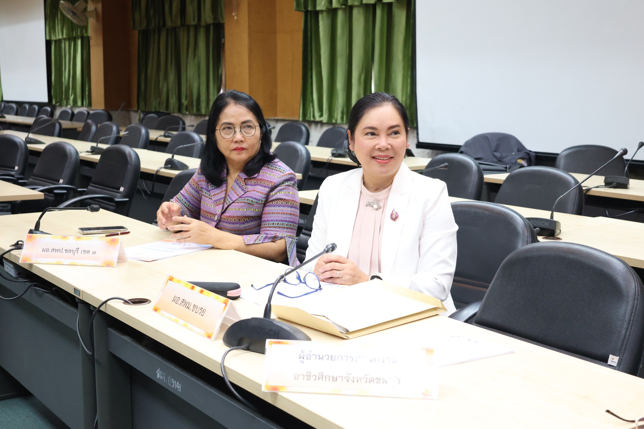 ประชุมคณะกรรมการทุนการศึกษามูลนิธิร่วมจิตต์น้อมเกล้าฯ เพื่อเยาวชน ในพระบรมราชินูปถัมภ์ประจำจังหวัดชลบุรี ณ ห้องประชุมชลบุรี ศาลากลางจังหวัดชลบุรี