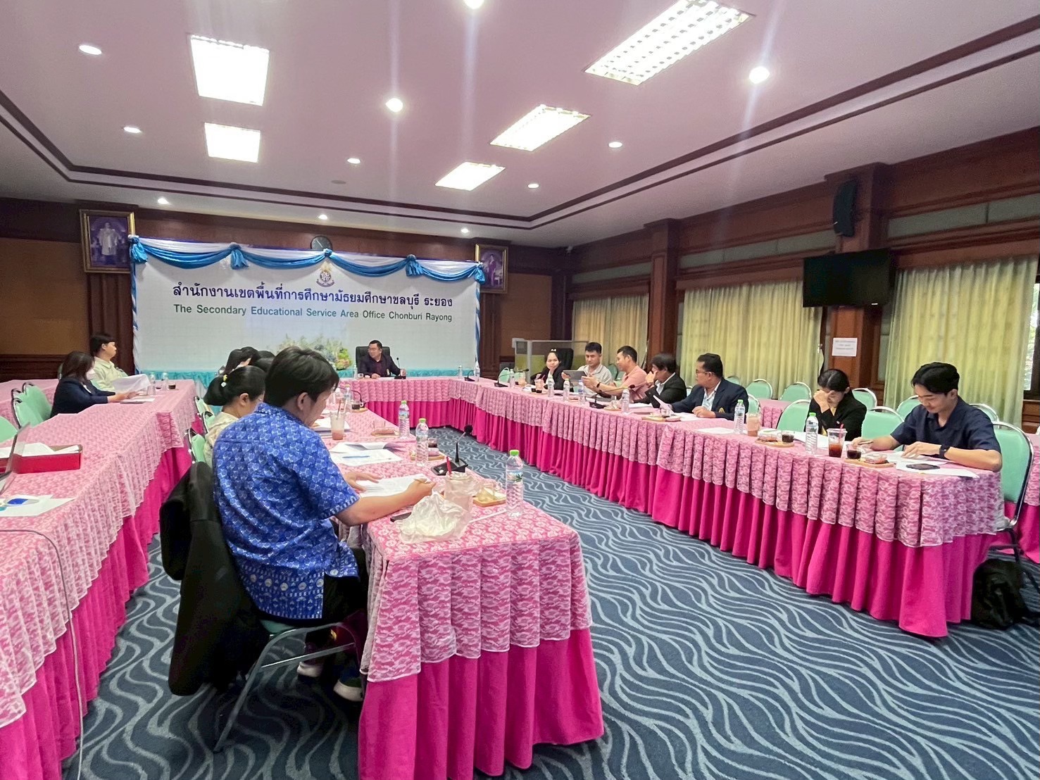 ประชุมคณะกรรมการจัดทำรายละเอียดคุณลักษณะเฉพาะของพัสดุ และกำหนดราคากลางสำหรับประกวดราคาเช่าใช้อุปกรณ์การเรียนการสอน สำหรับครูและนักเรียนภายใต้โครงการส่งเสริมการเรียนรู้ขั้นพื้นฐานทุกที่ทุกเวลา ด้วยวิธีประกวดราคาอิเล็กทรอนิกส์ (e-bidding)