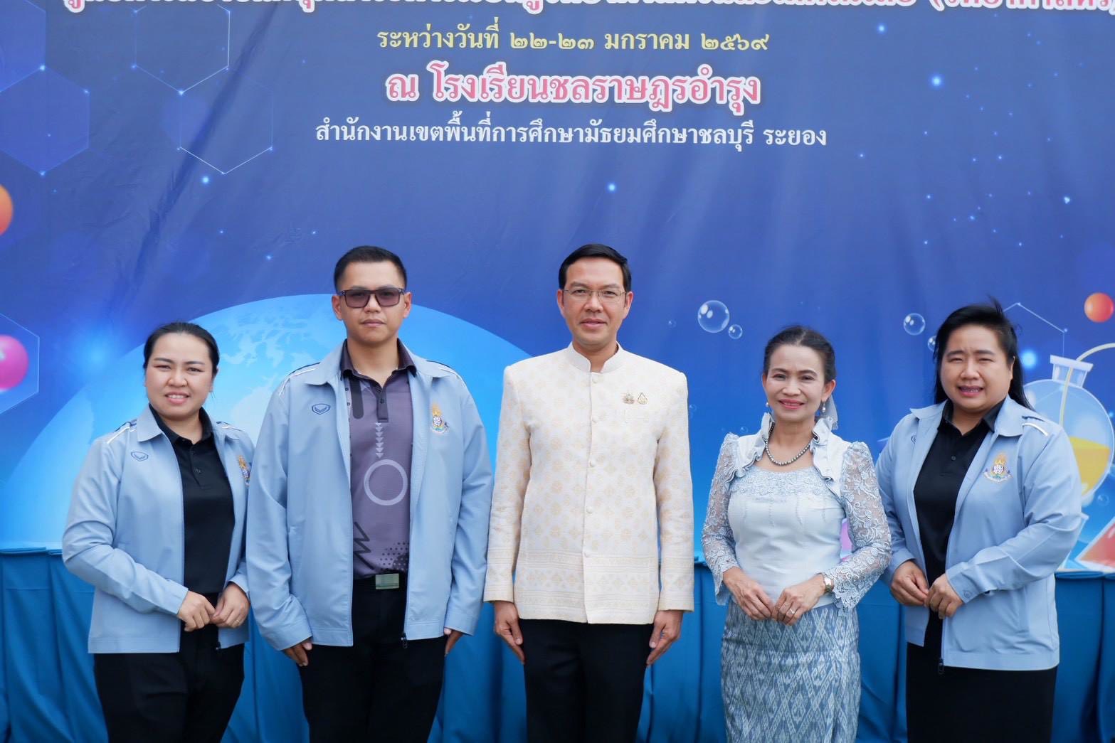 ตรวจเยี่ยมสนามแข่งขันงานศิลปหัตถกรรมนักเรียน