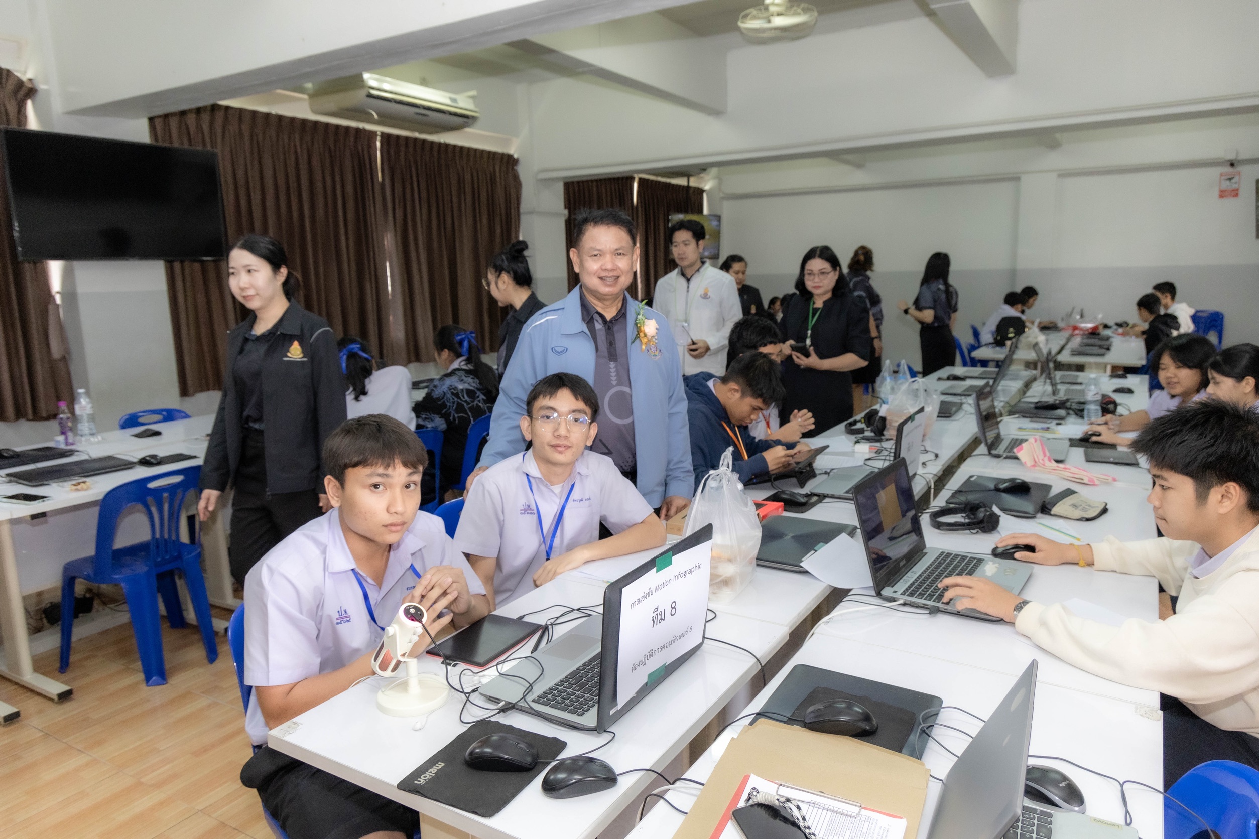 ตรวจเยี่ยมสนามแข่งขันงานศิลปหัตถกรรมนักเรียน ครั้งที่ 73 ปีการศึกษา 2568 ณ ศูนย์แข่งขันคอมพิวเตอร์ โรงเรียนบ้านบึง “อุตสาหกรรมนุเคราะห์”