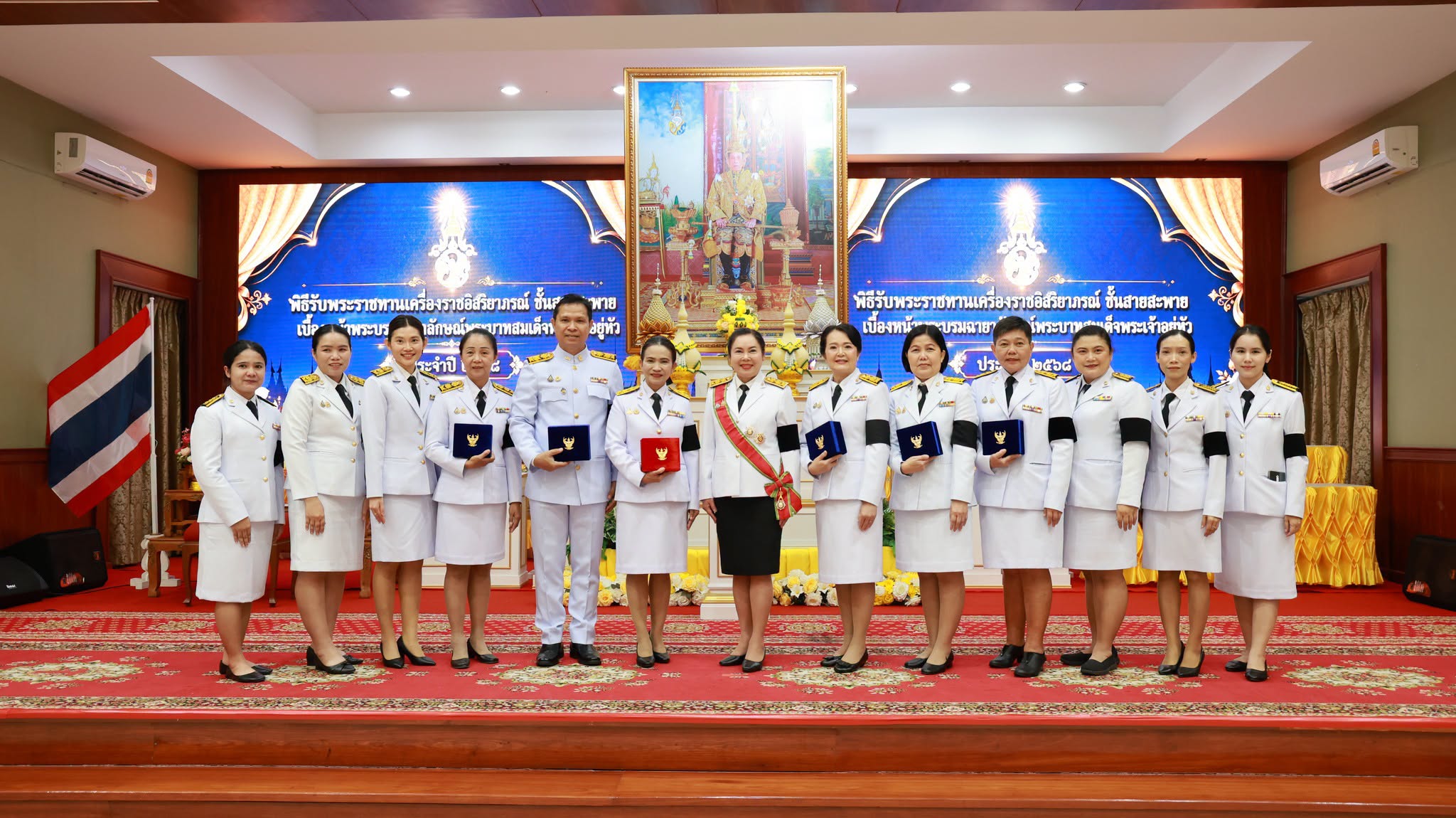 สพม.ชลบุรี ระยอง ร่วมพิธีรับพระราชทานเครื่องราชอิสริยาภรณ์เบื้องหน้าพระบรมฉายาลักษณ์พระบาทสมเด็จพระเจ้าอยู่หัวประจำปี 2568