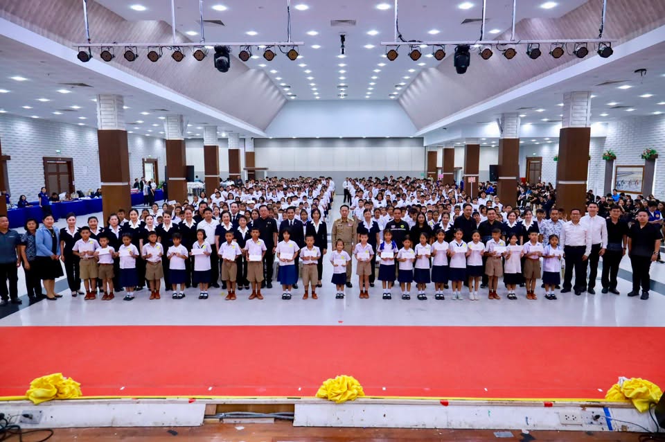 สพม.ชลบุรี ระยอง ร่วมพิธีเปิดโครงการมอบทุนการศึกษา แก่เด็กนักเรียนและเยาวชนผู้ยากไร้ในพื้นที่จังหวัดชลบุรี เฉลิมพระเกียรติพระบาทสมเด็จพระเจ้าอยู่หัว