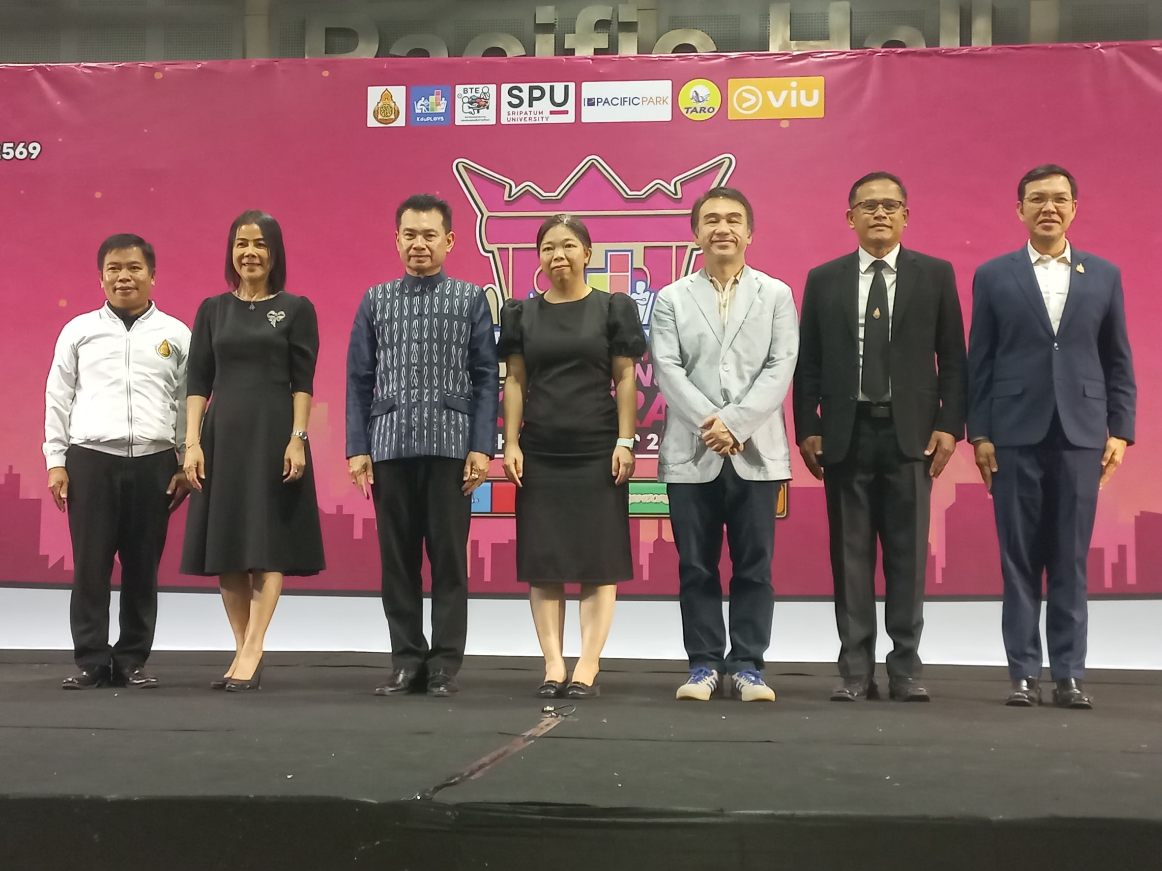 สพม.ชลบุรี ระยอง ร่วมพิธีเปิดมหกรรมการแข่งขันเกมกีฬาทางวิชาการเพื่อการศึกษา ชิงถ้วยเลขาธิการ กพฐ.