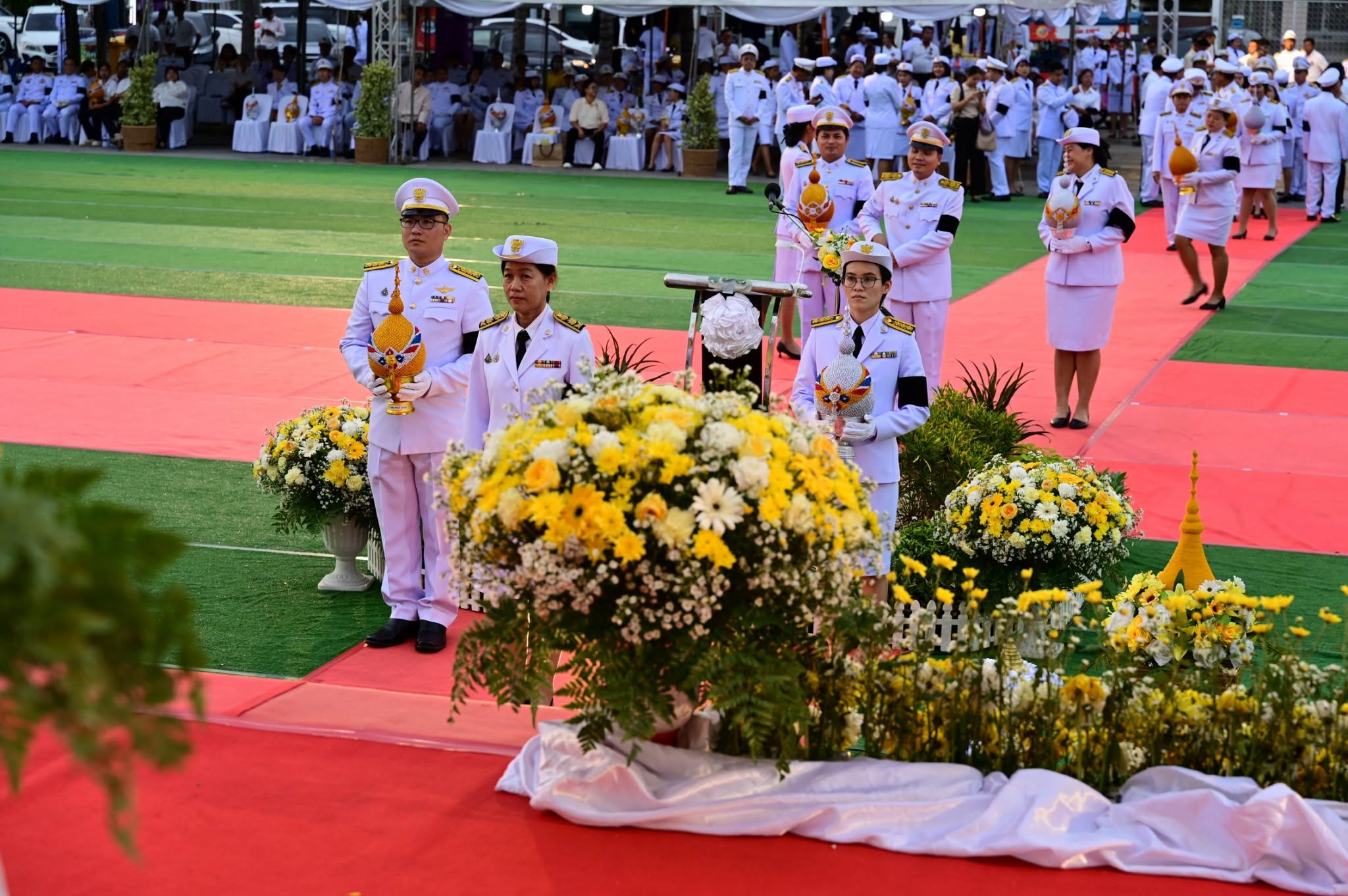 สพม.ชลบุรี ระยอง ร่วมพิธีเจริญพระพุทธมนต์ทำบุญตักบาตร และพิธีถวายเครื่องราชสักการะวางพานพุ่ม เนื่องในโอกาสวันเฉลิมพระชนมพรรษา พระบาทสมเด็จพระเจ้าอยู่หัว ๒๘ กรกฎาคม ๒๕๖๙