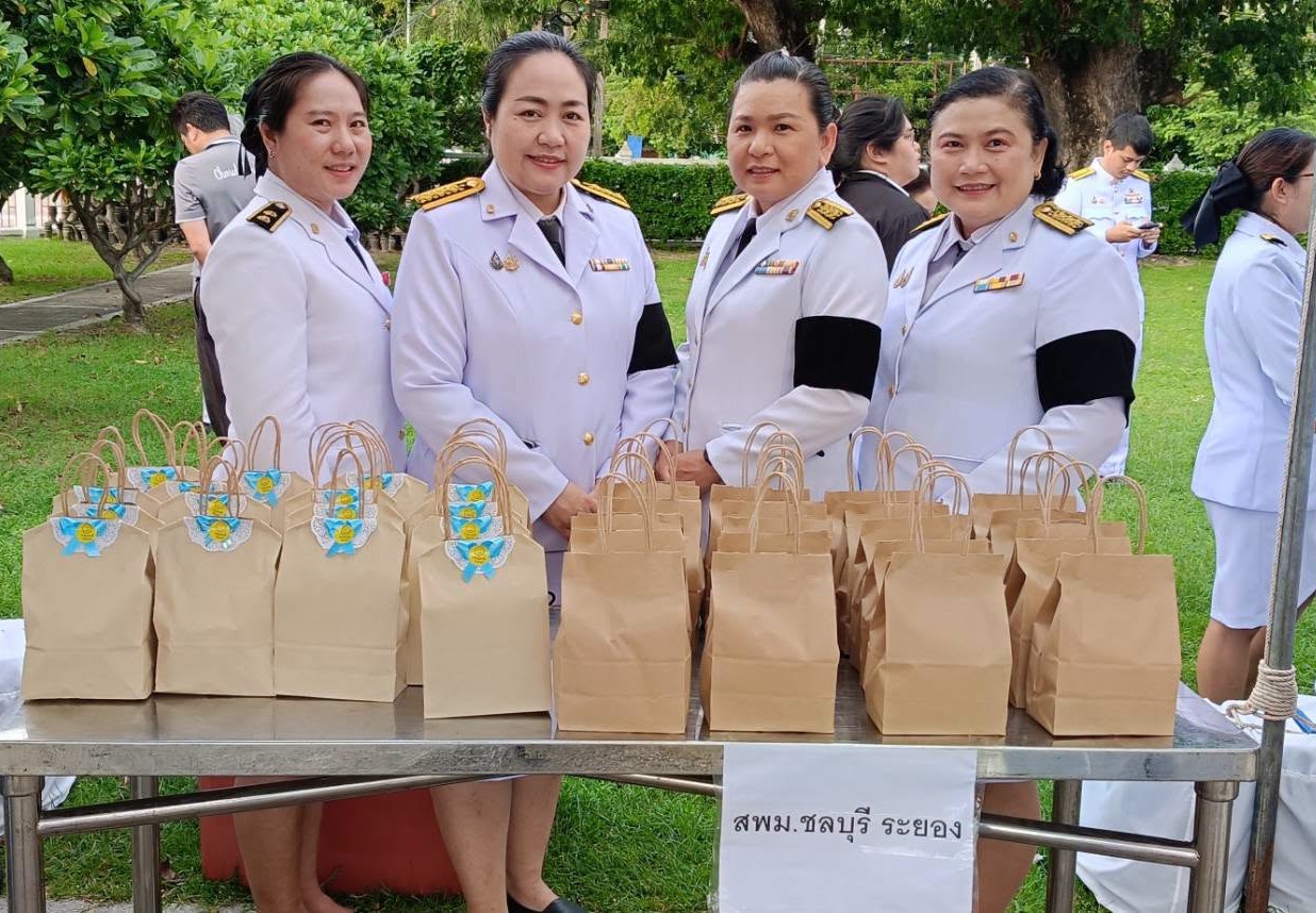 สพม.ชลบุรี ระยอง ร่วมพิธีสวดพระพุทธมนต์และทำบุญตักบาตรถวายพระราชกุศล เนื่องในวันเฉลิมพระชนมพรรษา สมเด็จพระนางเจ้าสิริกิติ์ พระบรมราชินีนาถ พระบรมราชชนนีพันปีหลวง