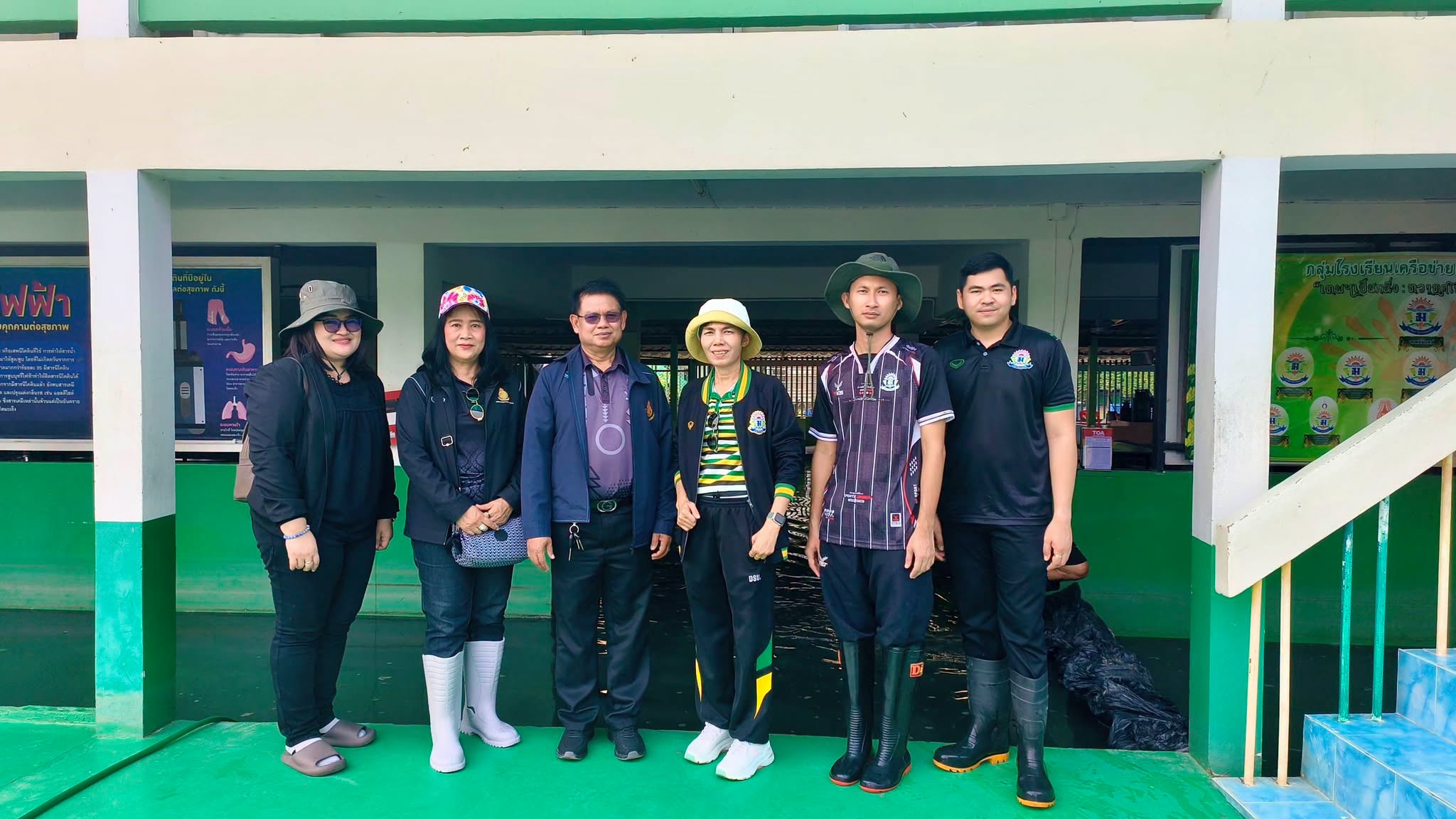 สพม.ชลบุรี ระยอง ห่วงใยสถานศึกษาลงพื้นที่ตรวจเยี่ยมและช่วยเหลือโรงเรียนประสบภัยน้ำท่วมใน จ.ชลบุรี